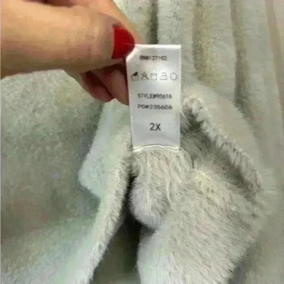 5 for $25| Fashion Nova soft fuzzy light gray v neck long sleeve sweater 2x - Picture 3 of 11